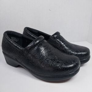 YUU Loafers Womens Bethanee Black 7.5 Wide Clog Shoes Slip On Embossed Comfort